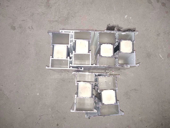 斷橋鋁型材門窗聚氨酯澆注保溫填充